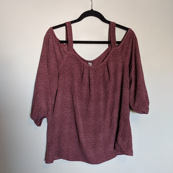 ⬇️ cold shoulder top - Picture 1 of 3